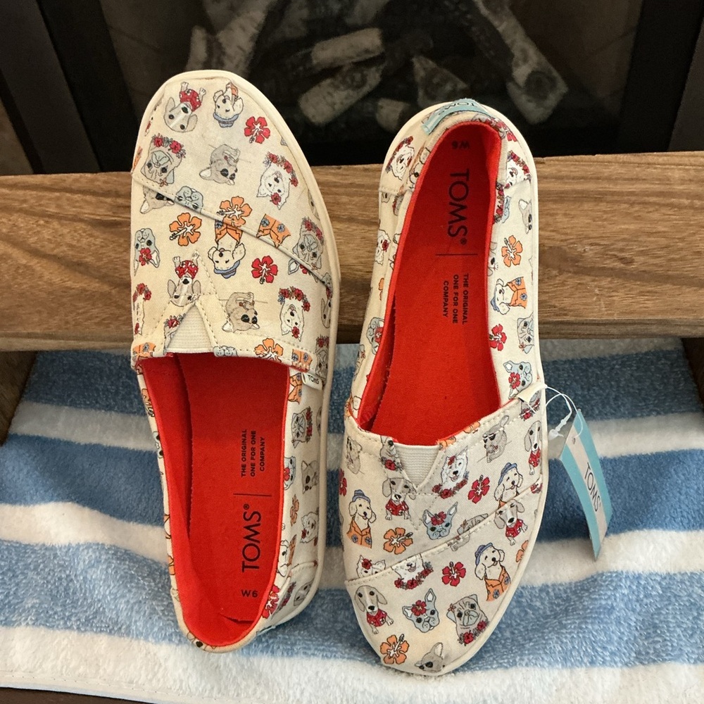 Toms Women's Flats with Natural Tropical Dog Print! Sz. 6! New With Tags!